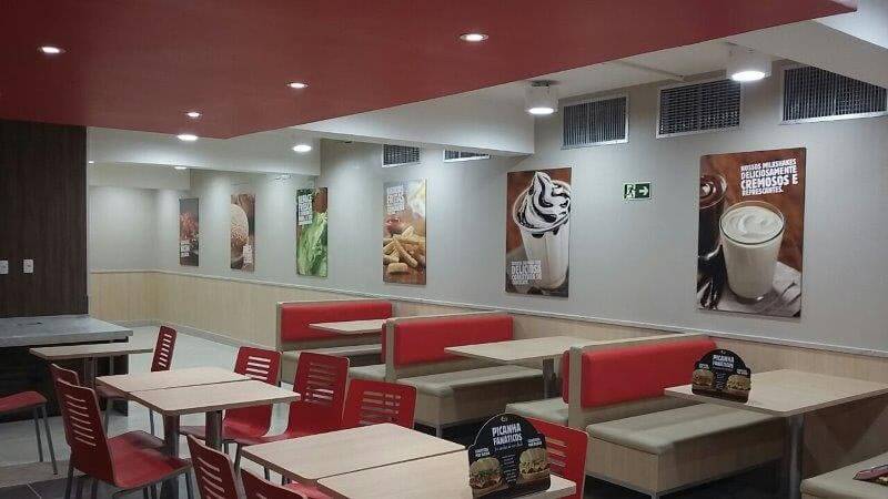 Mesas de praça de alimentação feitas para a rede Burger King pela Irma9 Ambientes Planejados